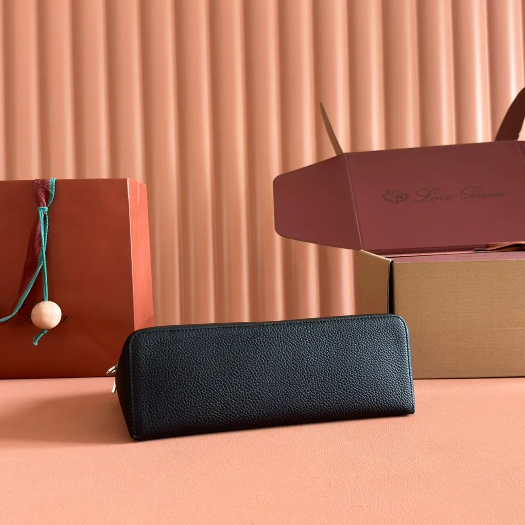 p1280💋💋💋【Original leather all-steel configuration counter complete package】𝐋𝐨𝐫𝐨 𝐏𝐢𝐚𝐧@ Extra pocket L27 series handbag/crossbody bag The most comfortable life is when it is not defined, just like loro The material design of pian@ does not require complicated design styles. The simple and soft outline is elegant and durable, like an exquisite cosmetic case, which perfectly balances appearance and functionality. The leather is delicate and feels as soft as butter. The small bag has a large capacity. It is not only portable with a thin shoulder strap, but can also be worn cross-body. Sisters who have a special liking for minimalist style can buy it. It is simple and versatile. The simpler, the more different. Stars and Instagram celebrities are all planting it. There are two sizes of 19 cm and 27 cm. One is exquisite and casual, and the other is elegant and grand. Dimensions: length 27×width 10×height 16cm (with shoulder strap)